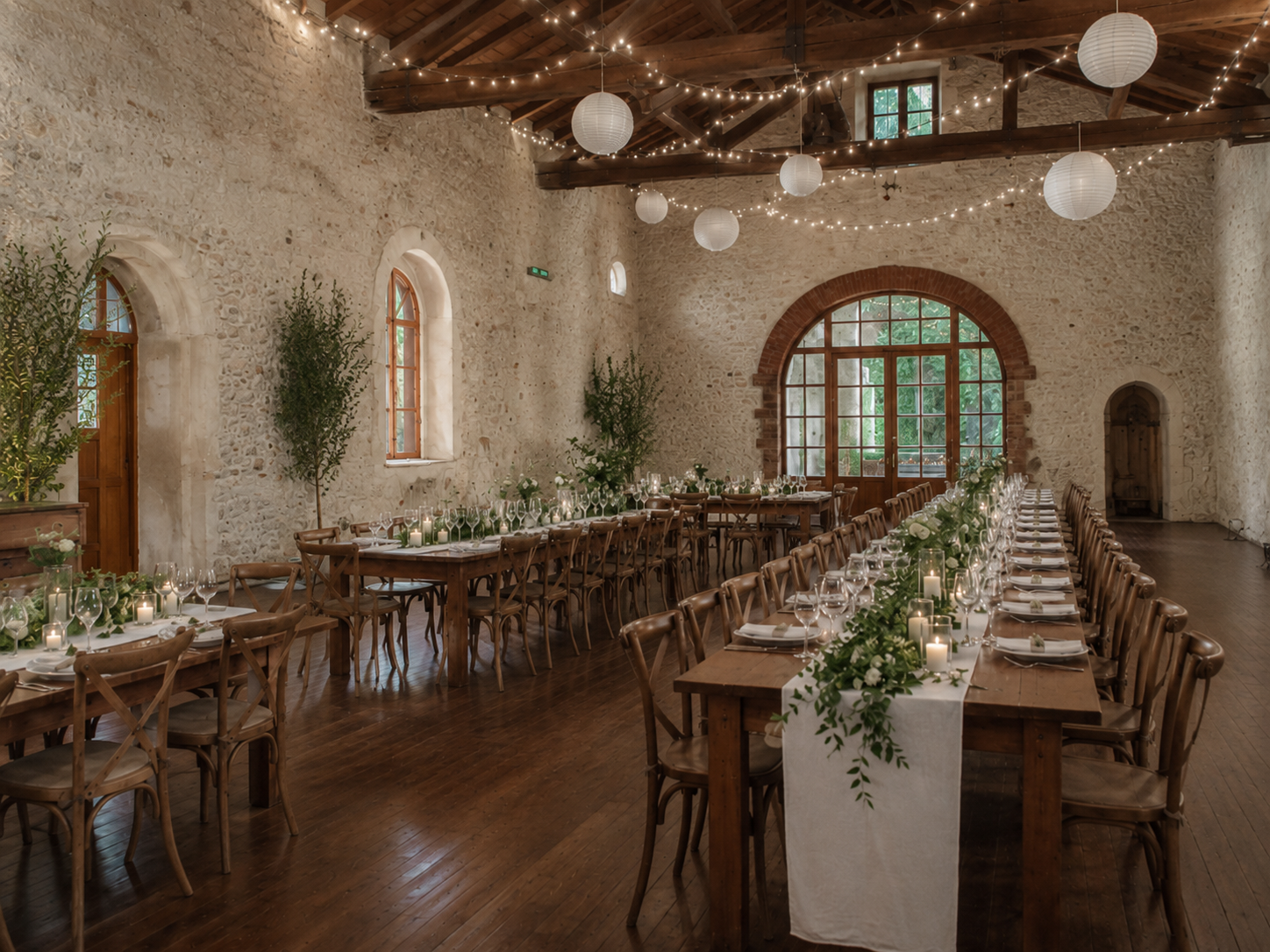 Derselbe Saal nur mit Deckenlicht, ohne Ambiente-Spots